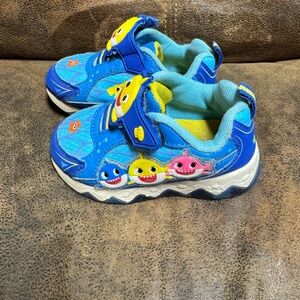 Baby Shark Toddler Sneakers Size 6 Non Marking No Tie Velcro Strap Light Up